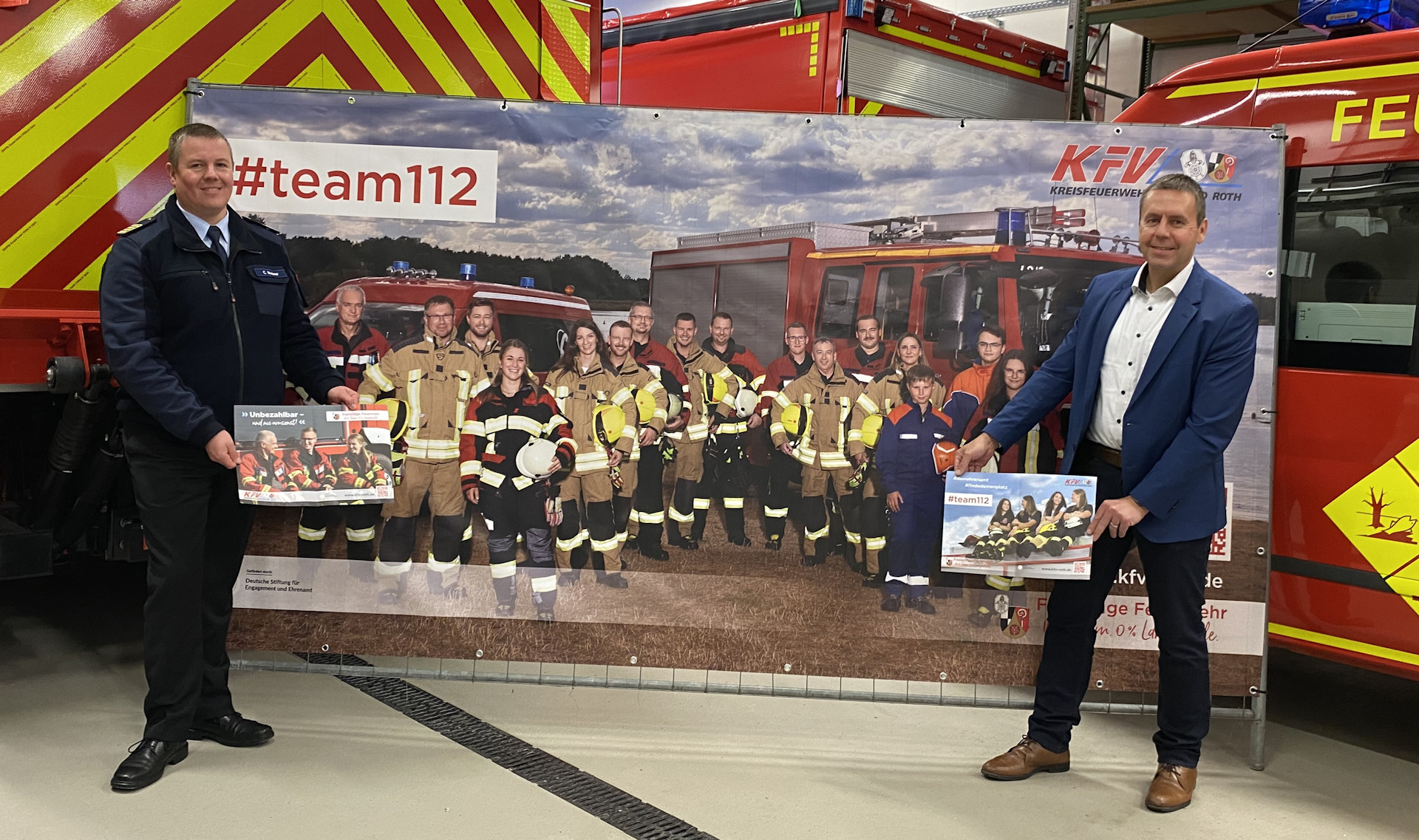 kbr mederer und landrat schwarz vor dem bauzaunbanner